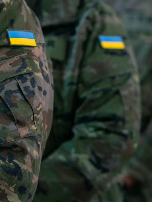 Ukrainische Soldaten in Uniform