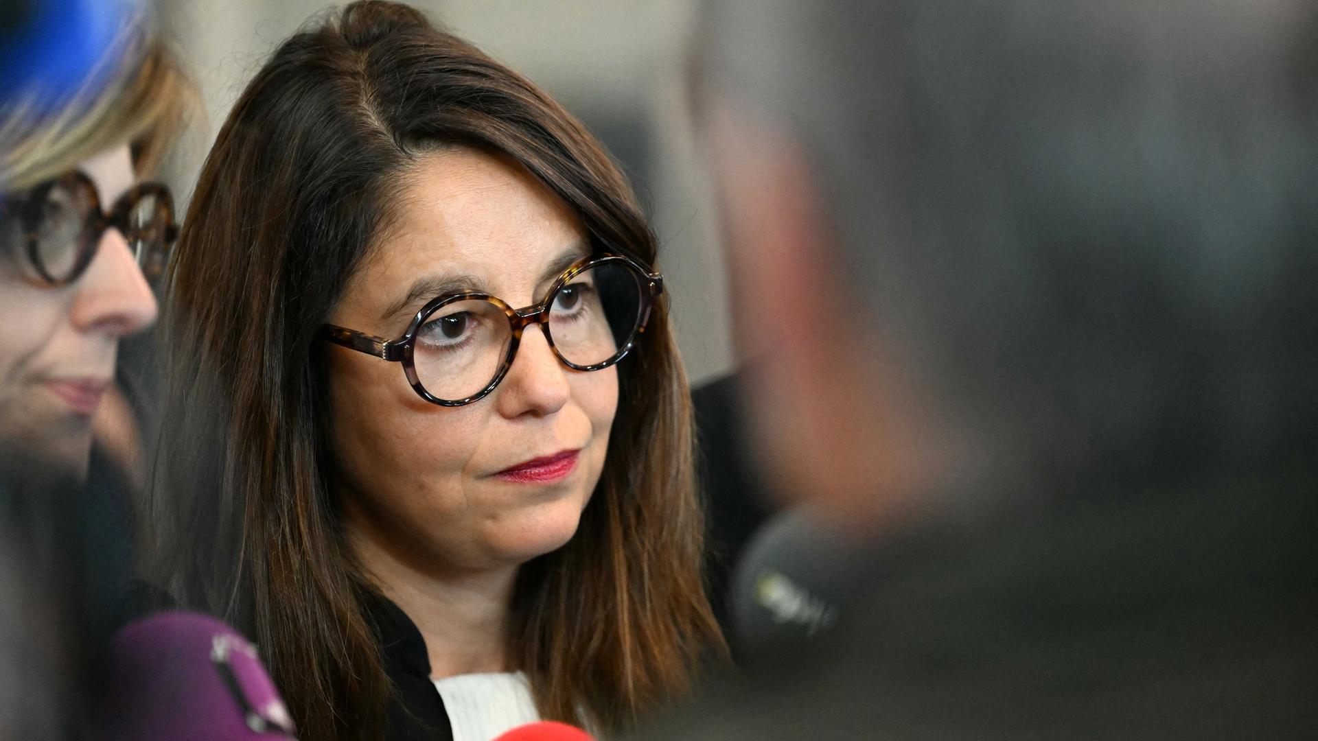 Céline Astolfe, Anwältin des Vereins „Fondation pour l'enfance“, spricht am 27. Mai 2025 mit der Presse vor dem Strafgericht in Nanterre außerhalb von Paris. Céline Astolfe, Anwältin des Vereins „Fondation pour l'enfance“, spricht am 27. Mai 2025 mit der Presse vor dem Strafgericht in Nanterre außerhalb von Paris.