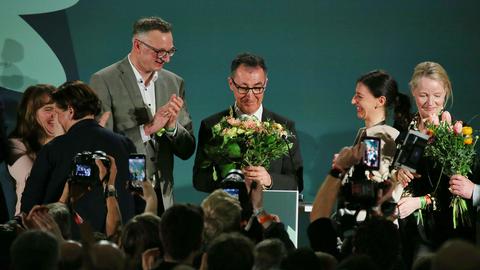 Cem Özdemir erhält auf der Grünen-Wahlparty nach den ersten Prognosen Blumen.