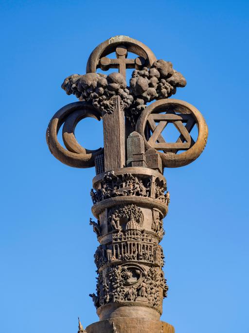 Ein Bronzedenkmal  des Künstlers Jürgen Weber, das in Braunschweig steht, zeigt einen wolkigen Himmel, der von den drei Symbolen der großen Religionen umgeben ist: Ein Mond, ein Stern und ein Kreuz.