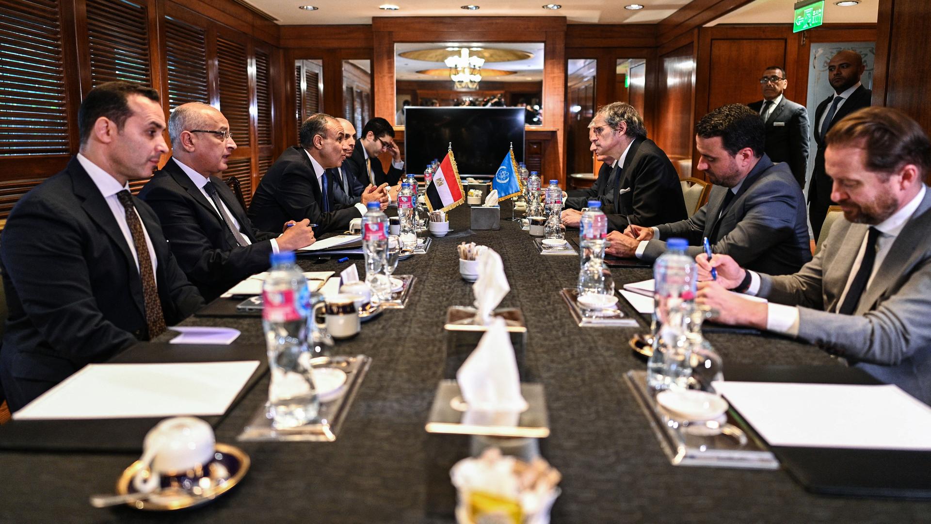 Ägyptens Außenminister Abdellaty sitzt dem Generaldirektor der Internationalen Atomenergiebehörde IAEA, Grossi, an einem großen Tisch gegenüber. Neben ihnen sitzen jeweils ranghohe Vertreter.