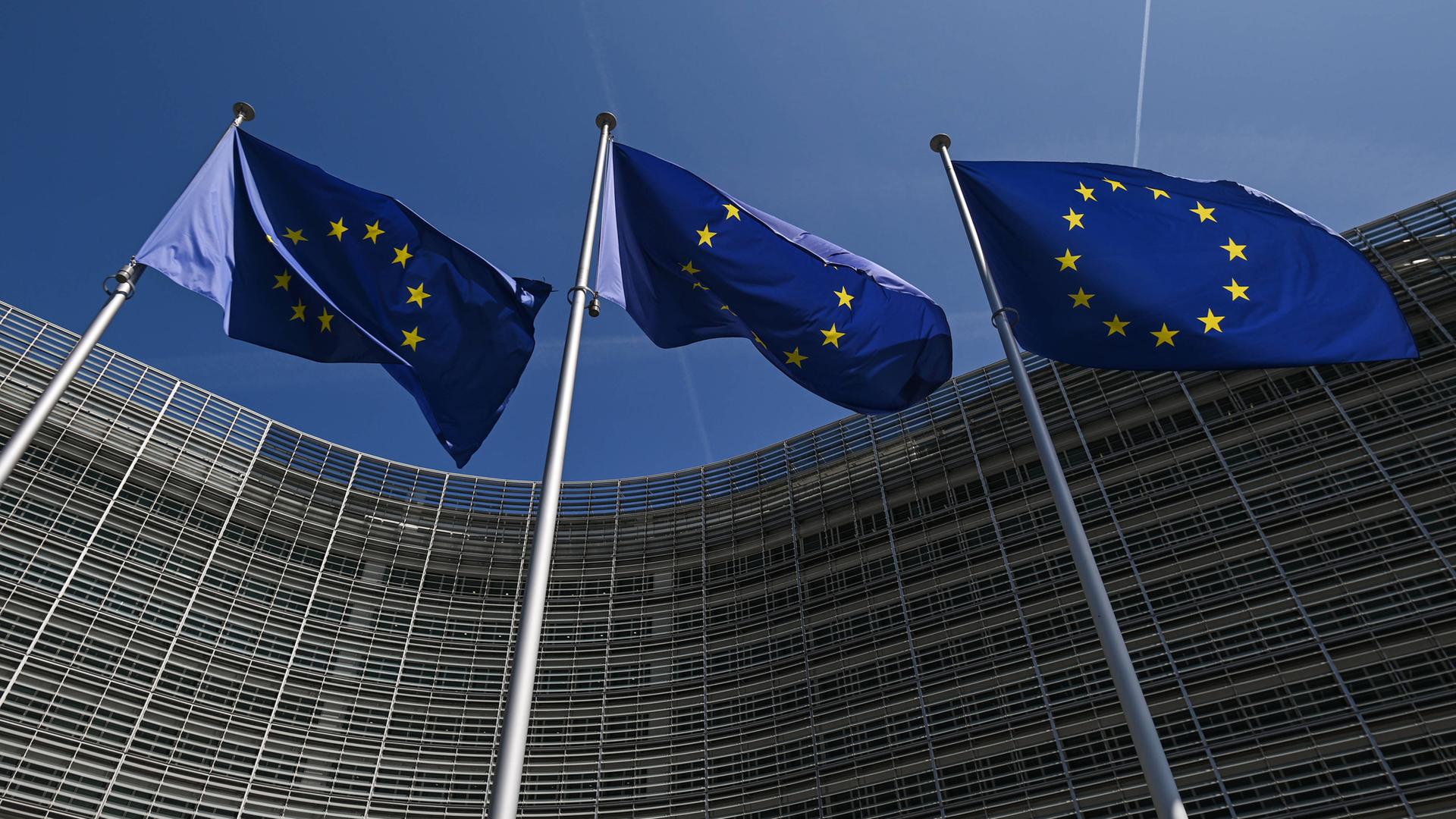 Drei Flaggen der Europäischen Union vor der Fassade der Europäischen Kommission in Brüssel, am 31. Mai 2023.