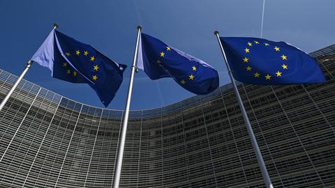 Drei Flaggen der Europäischen Union vor dem Sitz der Europäischen Kommission in Brüssel