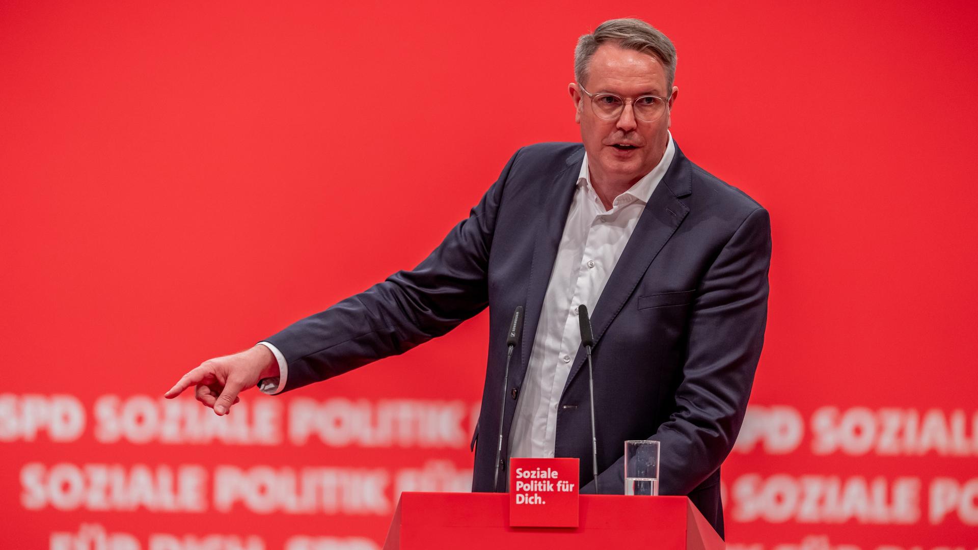Alexander Schweitzer (SPD), Ministerpräsident von Rheinland-Pfalz, spricht bei der Bewerbungsrede als stellvertretender Bundesvorsitzender. Auf dem Parteitag will die SPD ein neues Präsidium und einen neuen Parteivorstand wählen.