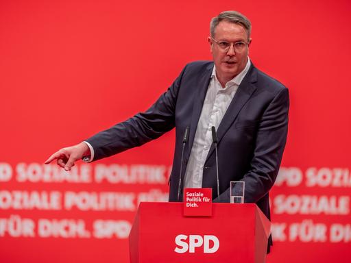 Alexander Schweitzer (SPD), Ministerpräsident von Rheinland-Pfalz, spricht bei der Bewerbungsrede als stellvertretender Bundesvorsitzender. Auf dem Parteitag will die SPD ein neues Präsidium und einen neuen Parteivorstand wählen.