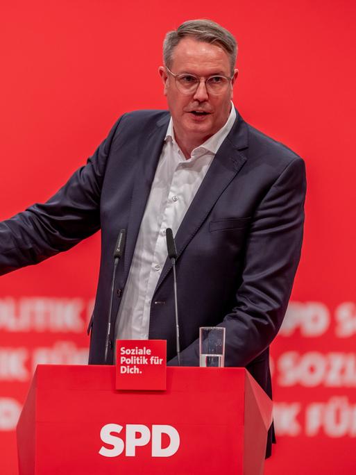 Alexander Schweitzer (SPD), Ministerpräsident von Rheinland-Pfalz, spricht bei der Bewerbungsrede als stellvertretender Bundesvorsitzender. Auf dem Parteitag will die SPD ein neues Präsidium und einen neuen Parteivorstand wählen.