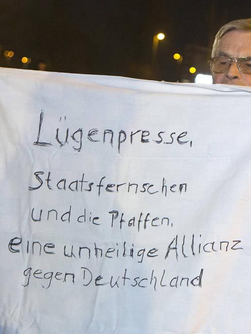 Teilnehmer des Kölner Pegida -Ablegers Kögida (Foto) (Köln gegen die Islamisierung des Abendlandes) starteten ihre Demonstration am Montagabend (05.01.2015) gegen 18 Uhr vom Ottoplatz vor dem Deutzer Bahnhof.
