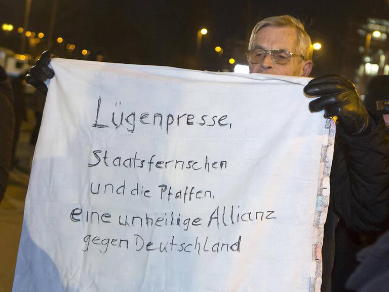 Teilnehmer des Kölner Pegida -Ablegers Kögida (Foto) (Köln gegen die Islamisierung des Abendlandes) starteten ihre Demonstration am Montagabend (05.01.2015) gegen 18 Uhr vom Ottoplatz vor dem Deutzer Bahnhof. Teilnehmer des Kölner Pegida -Ablegers Kögida (Foto) (Köln gegen die Islamisierung des Abendlandes) starteten ihre Demonstration am Montagabend (05.01.2015) gegen 18 Uhr vom Ottoplatz vor dem Deutzer Bahnhof.