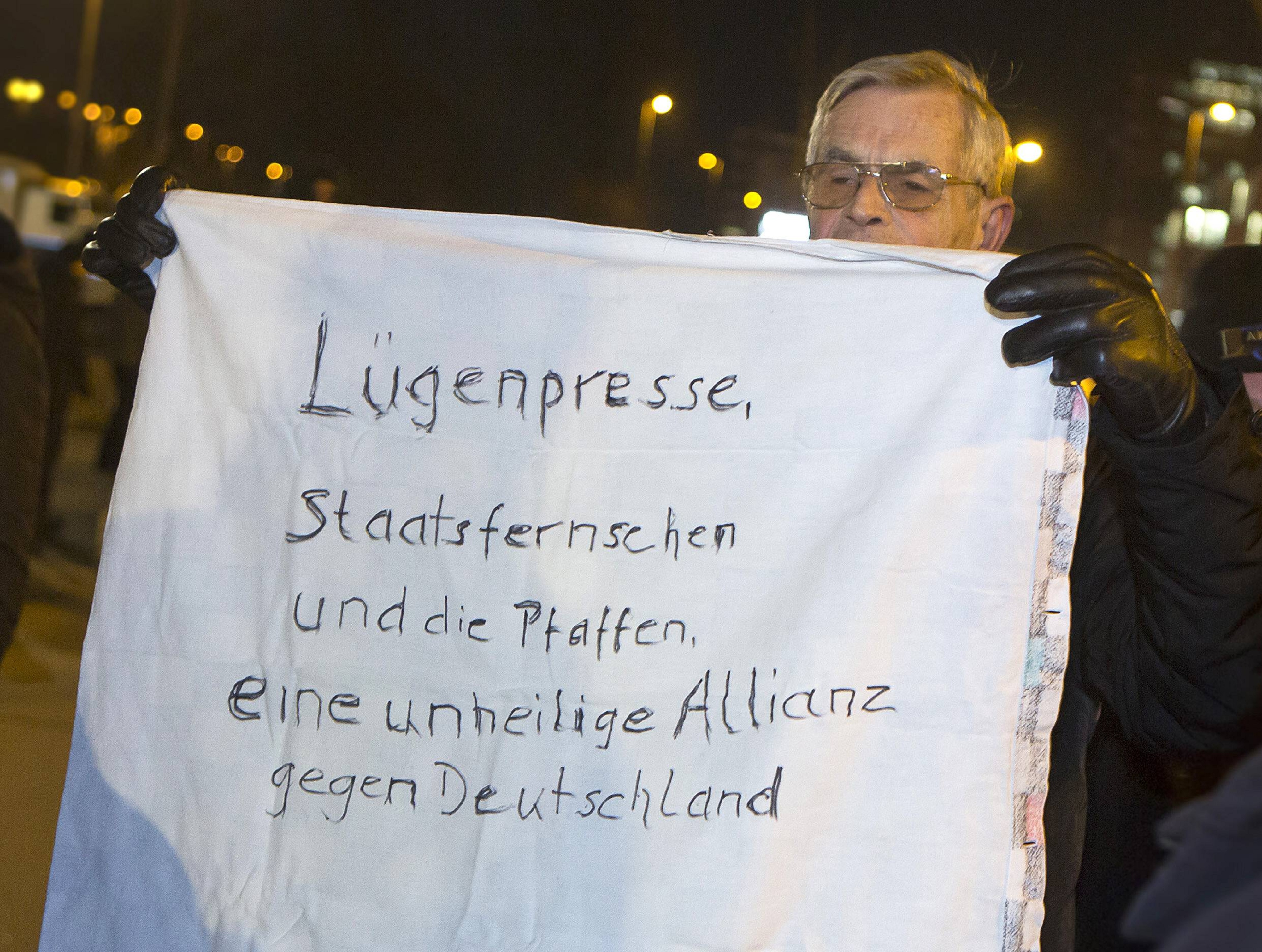Teilnehmer des Kölner Pegida -Ablegers Kögida (Foto) (Köln gegen die Islamisierung des Abendlandes) starteten ihre Demonstration am Montagabend (05.01.2015) gegen 18 Uhr vom Ottoplatz vor dem Deutzer Bahnhof. Teilnehmer des Kölner Pegida -Ablegers Kögida (Foto) (Köln gegen die Islamisierung des Abendlandes) starteten ihre Demonstration am Montagabend (05.01.2015) gegen 18 Uhr vom Ottoplatz vor dem Deutzer Bahnhof.