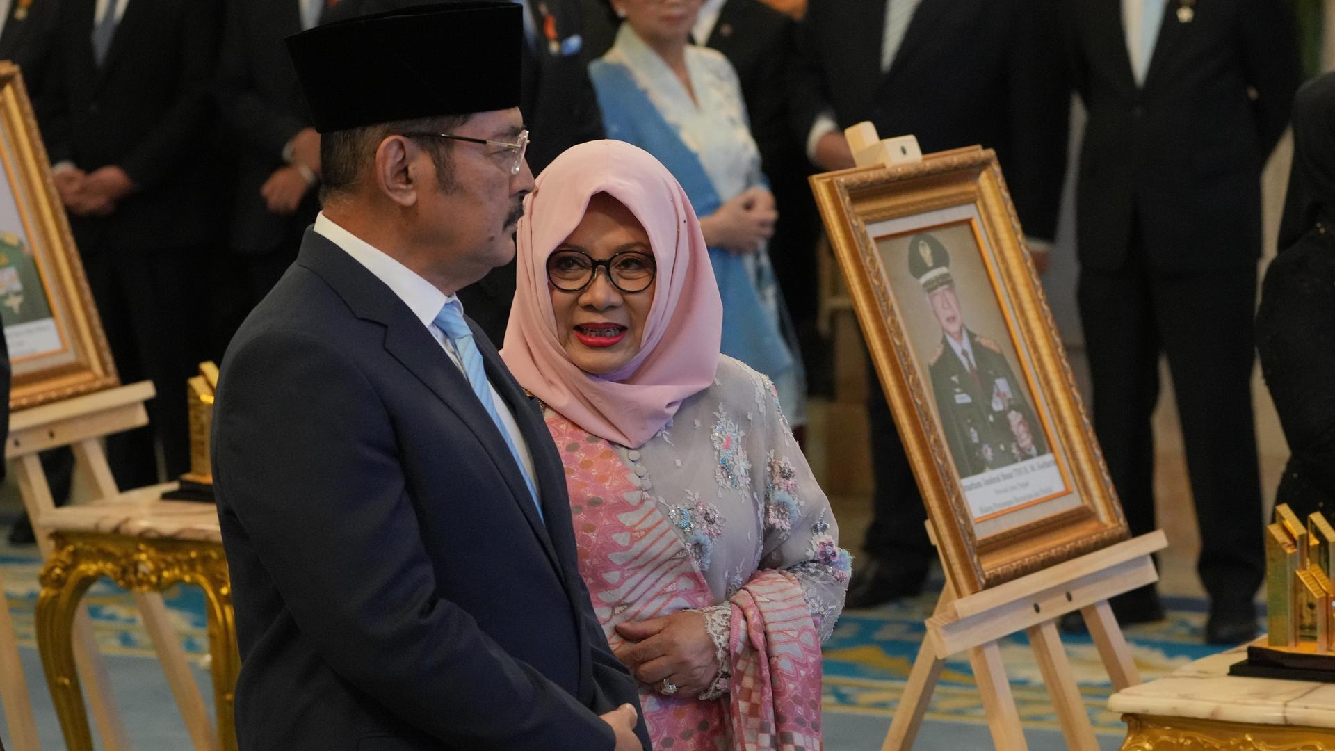 Jakarta: Siti Hardiyanti Rukmana (2.v.l), Tochter des verstorbenen Präsidenten Suharto, und dessen Sohn Bambang Trihatmojo (l) stehen neben dem Porträt ihres Vaters während einer Zeremonie zur Verleihung des Status "Nationalheld".