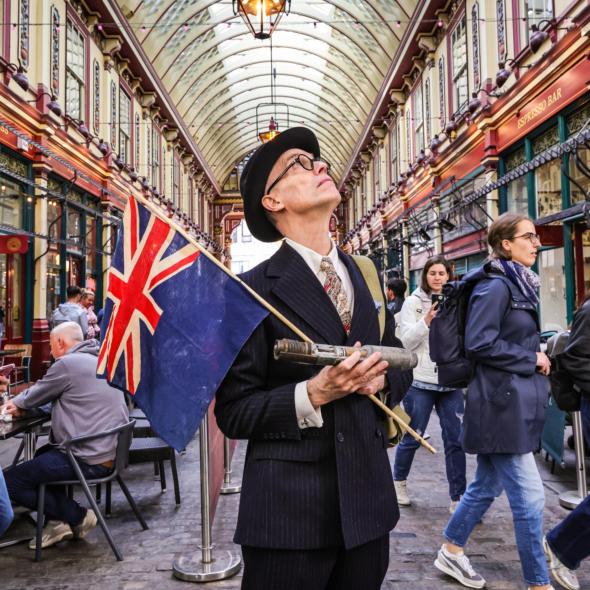 Ein Mann im 40er-Jahre-Style steht am 8. Mai 2025 in den historischen Leadenhall Markthallen und nimmt an den Feierlichkeiten zum 80. Jahrestag des Endes des II. Weltkriegs teil.