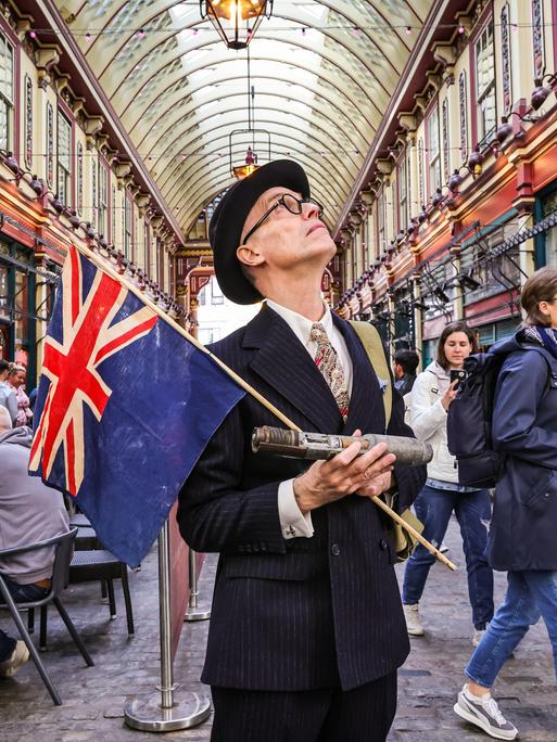 Ein Mann im 40er-Jahre-Style steht am 8. Mai 2025 in den historischen Leadenhall Markthallen und nimmt an den Feierlichkeiten zum 80. Jahrestag des Endes des II. Weltkriegs teil.