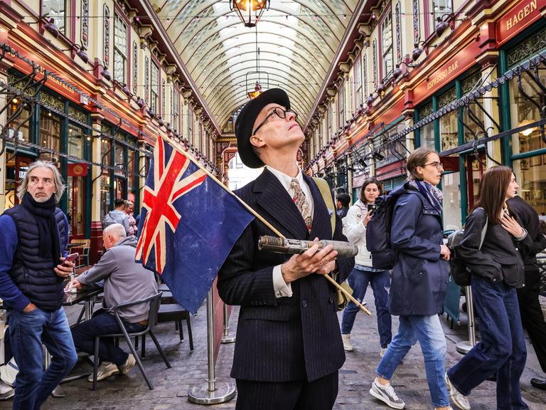 Ein Mann im 40er-Jahre-Style steht am 8. Mai 2025 in den historischen Leadenhall Markthallen und nimmt an den Feierlichkeiten zum 80. Jahrestag des Endes des II. Weltkriegs teil.