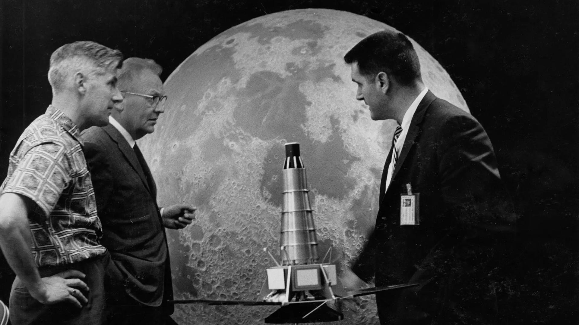 Ewen Whitaker (links) sucht mit Gerard Kuiper und Raymond Heacock (rechts) von der NASA Landestellen auf dem Mond aus. 