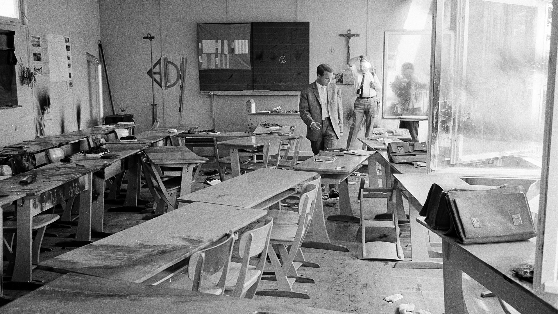 Beamte in einem Klassenzimmer der Volksschule im Kölner Stadtteil Volkhoven. In der Schule tötete der Weltkriegsveteran Walter Seifert 1964 10 Menschen. 