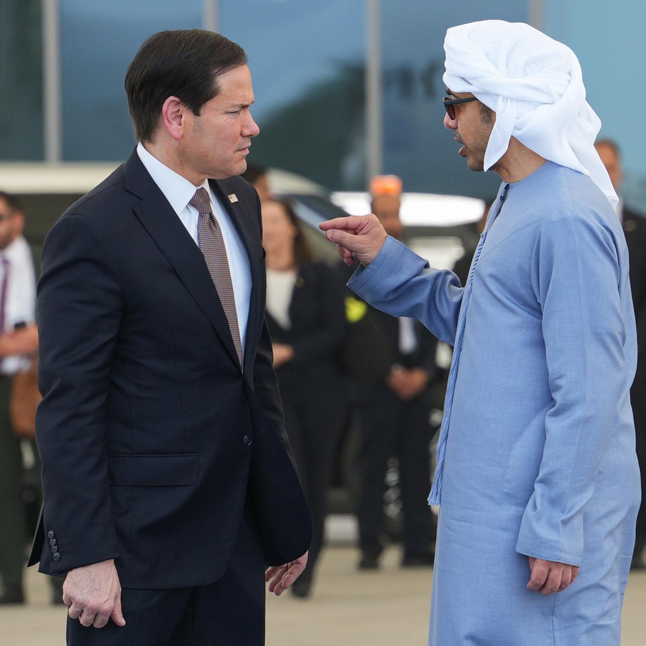 Abu Dhabi: Marco Rubio (l), US-Außenminister , unterhält sich mit Scheich Abdullah bin Zayed bin Sultan Al Nahyan, Außenminister der Vereinigten Arabischen Emirate.