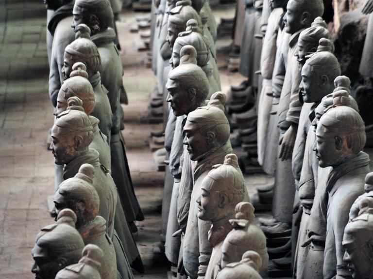 Einige Soldanten der Terrakotta-Armee an ihrem Fundort in Xian, China