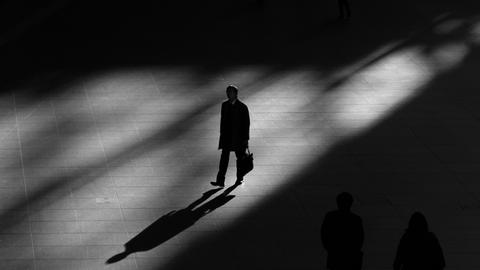 Wer waren die Hintermänner des Anschlags auf die Berliner Diskothek 1986? Ein Krimi frei nach wahren Begebenheiten.
Zu sehen: Ein Mann geht auf auf einem Platz, der Schatten vorne. Daneben zwei Menschen, nicht gut erkennbar ausßerhalb des Lichts.