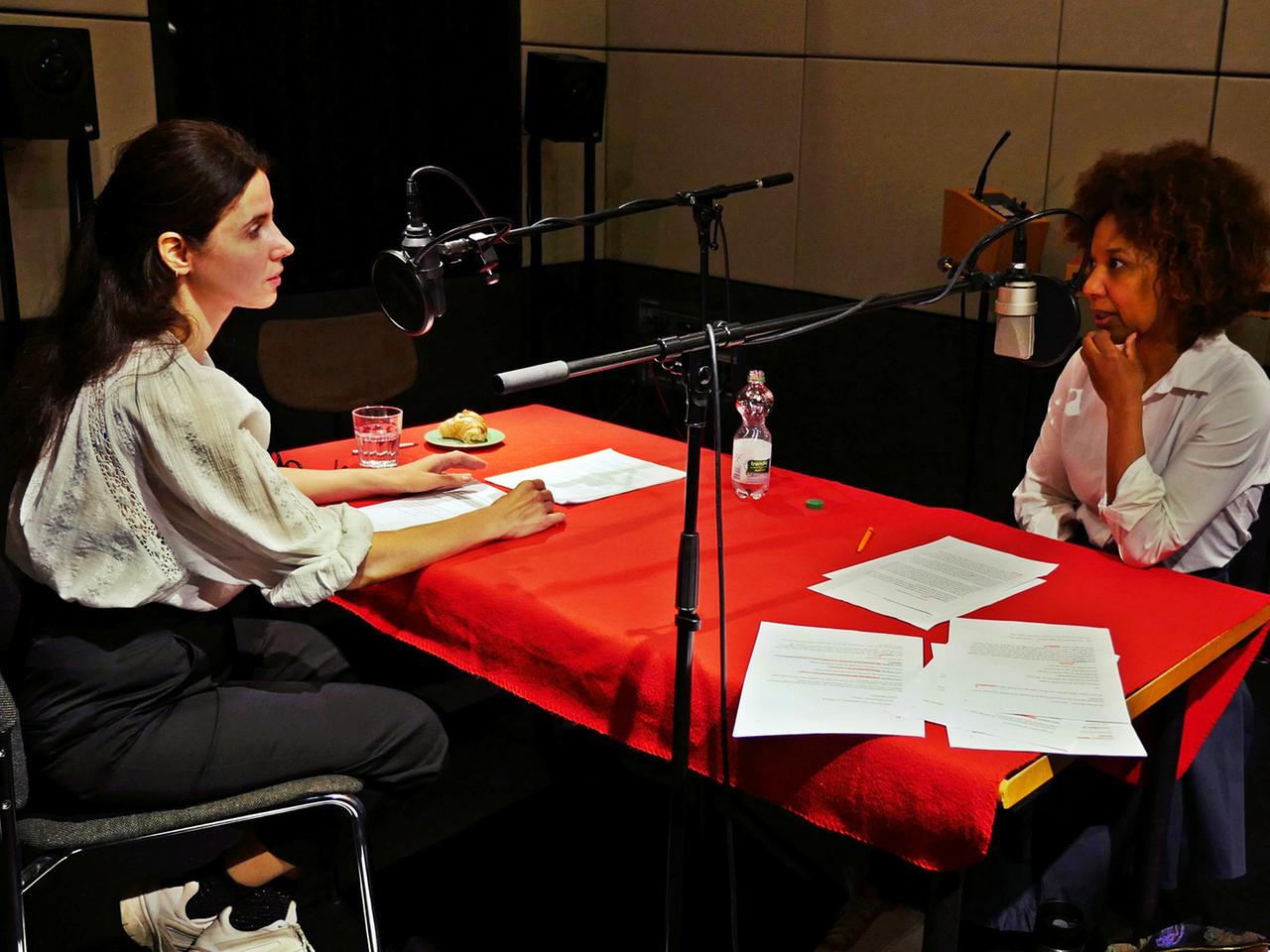 Marina Galic und Abak Safaei-Rad (v.lks.) in unserem Studio.