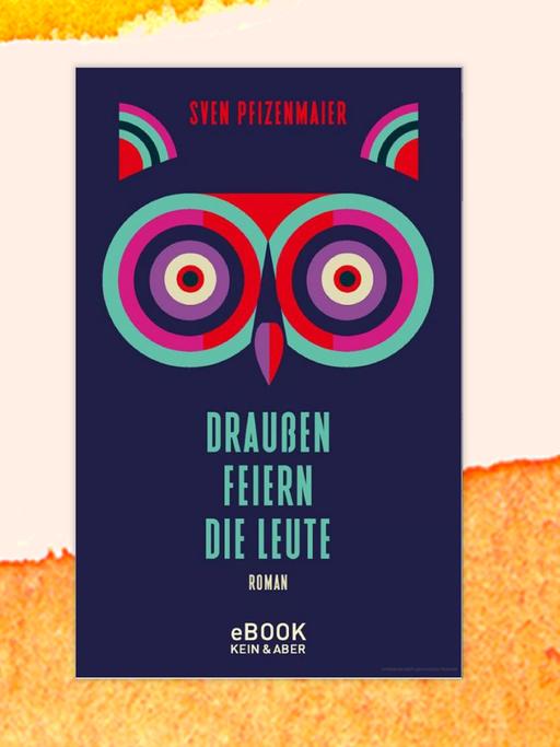 Der Buchumschlag von Sven Pfizenmaiers Roman "Draußen feiern die Leute" zeigt das stilisierte Gesicht einer Eule, zusammengesetzt aus roten, blauen, violetten und türkisen geometrischen Formen.