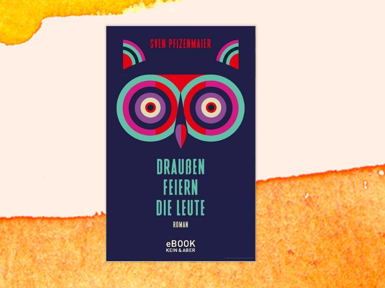 Der Buchumschlag von Sven Pfizenmaiers Roman "Draußen feiern die Leute" zeigt das stilisierte Gesicht einer Eule, zusammengesetzt aus roten, blauen, violetten und türkisen geometrischen Formen.
