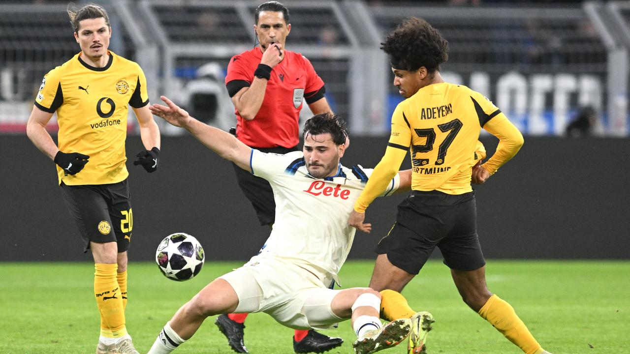 Das Foto zeigt die Fußballspieler Karim Adeyemi von Borussia Dortmund und Sead Kolasinac von Atalanta Bergamo.