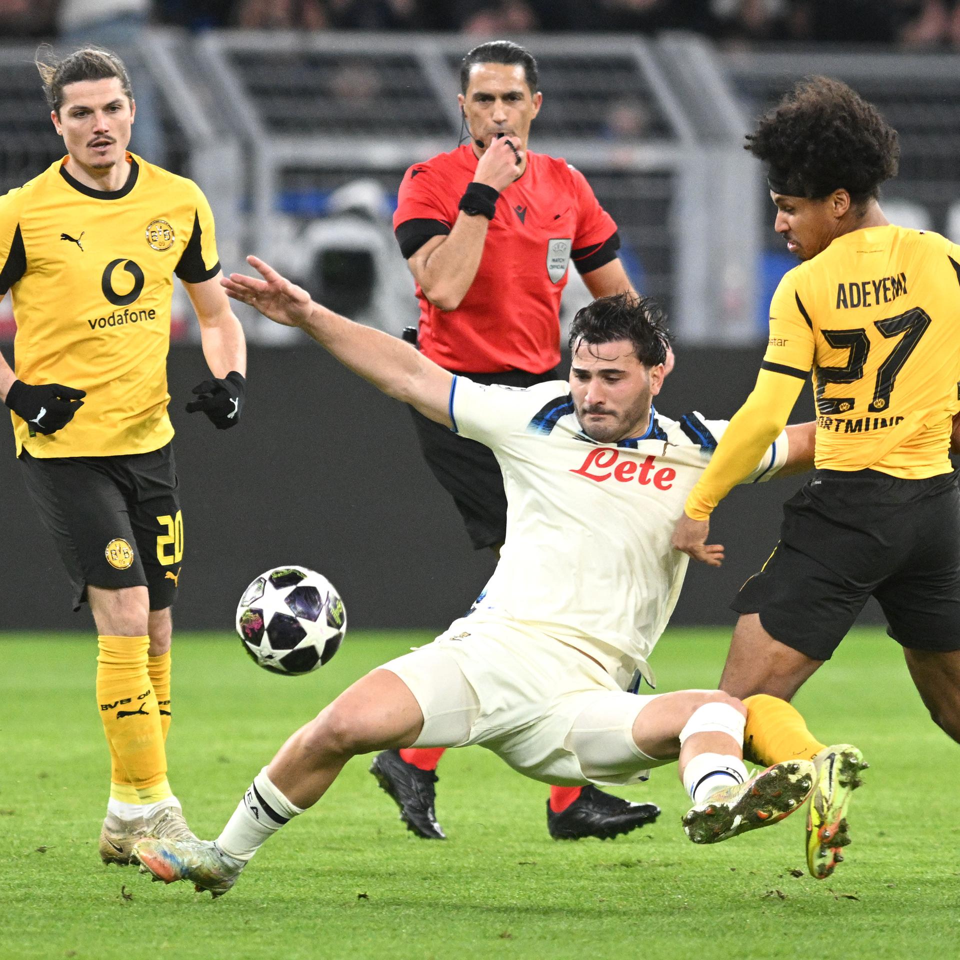Das Foto zeigt die Fußballspieler Karim Adeyemi von Borussia Dortmund und Sead Kolasinac von Atalanta Bergamo.
