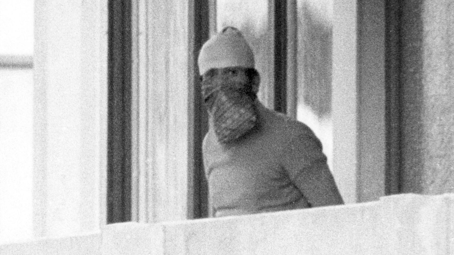 Olympia 1972: Ein maskierter arabischer Terrorist auf dem Balkon des israelischen Mannschaftsquartiers im Olympischen Dorf der Münchner Sommerspiele