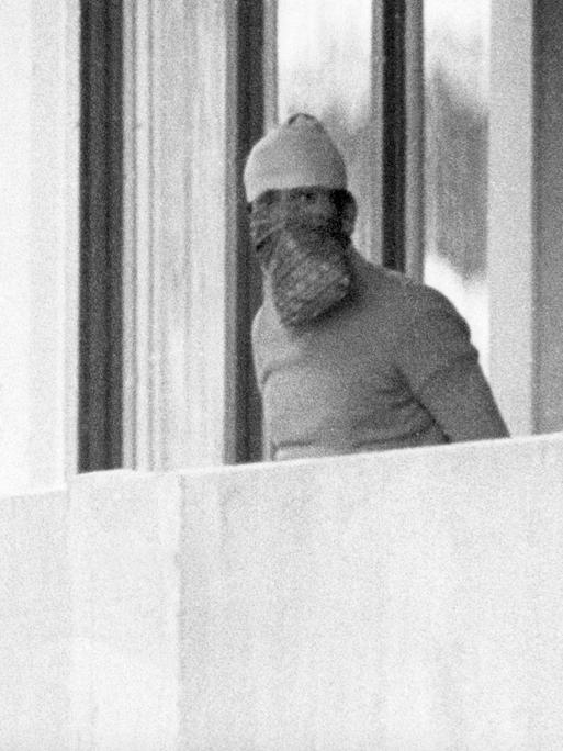 Olympia 1972: Ein maskierter arabischer Terrorist auf dem Balkon des israelischen Mannschaftsquartiers im Olympischen Dorf der Münchner Sommerspiele