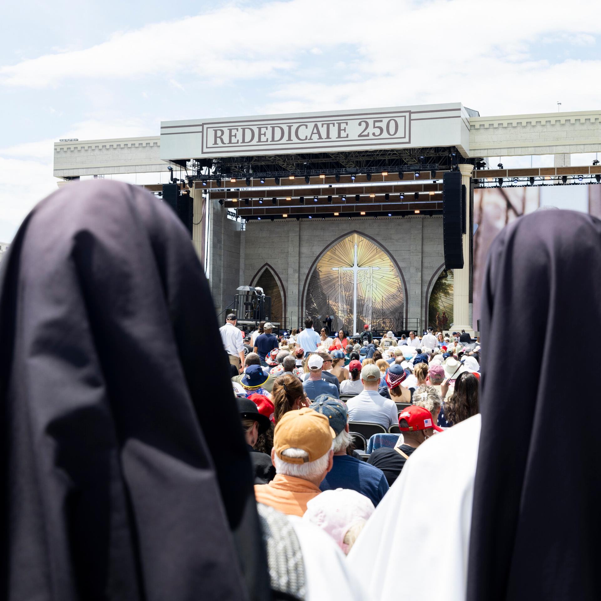 Tausende von Menschen versammelten auf der National Mall in Washington, D.C., zum Nationalen Jubiläum des Gebets, des Lobpreises und der Danksagung.
