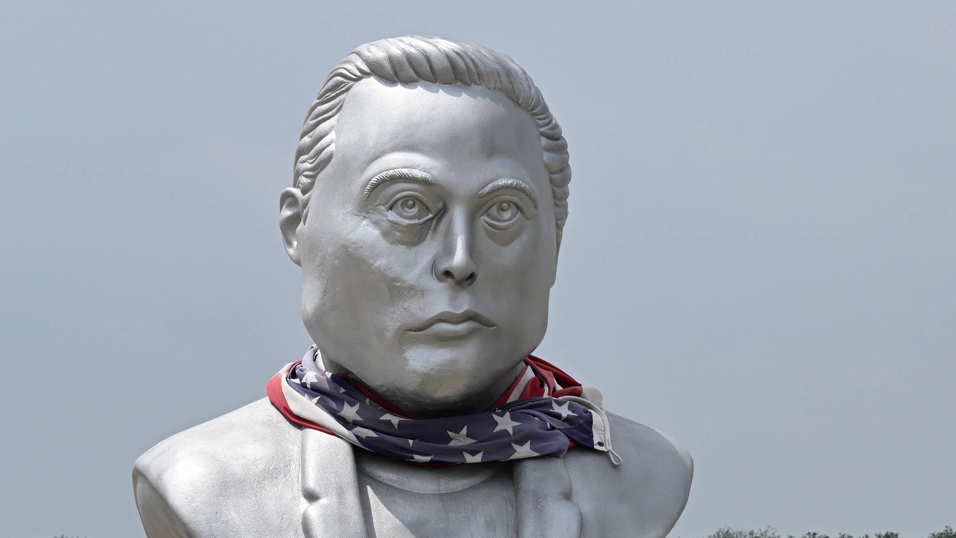 Büste von Elon Musk am Highway 4 in der Nähe von Starbase in Texas. Der „Super Heavy“-Booster von SpaceX und das Raumschiff „Starship“ werden für einen Start frühestens am 20. Mai vorbereitet. 