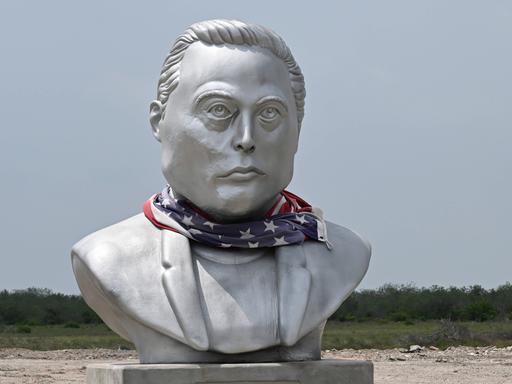 Büste von Elon Musk am Highway 4 in der Nähe von Starbase in Texas. Der „Super Heavy“-Booster von SpaceX und das Raumschiff „Starship“ werden für einen Start frühestens am 20. Mai vorbereitet. Büste von Elon Musk am Highway 4 in der Nähe von Starbase in Texas. Der „Super Heavy“-Booster von SpaceX und das Raumschiff „Starship“ werden für einen Start frühestens am 20. Mai vorbereitet.