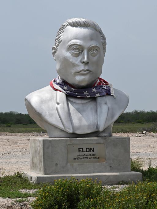 Büste von Elon Musk am Highway 4 in der Nähe von Starbase in Texas. Der „Super Heavy“-Booster von SpaceX und das Raumschiff „Starship“ werden für einen Start frühestens am 20. Mai vorbereitet. Büste von Elon Musk am Highway 4 in der Nähe von Starbase in Texas. Der „Super Heavy“-Booster von SpaceX und das Raumschiff „Starship“ werden für einen Start frühestens am 20. Mai vorbereitet.