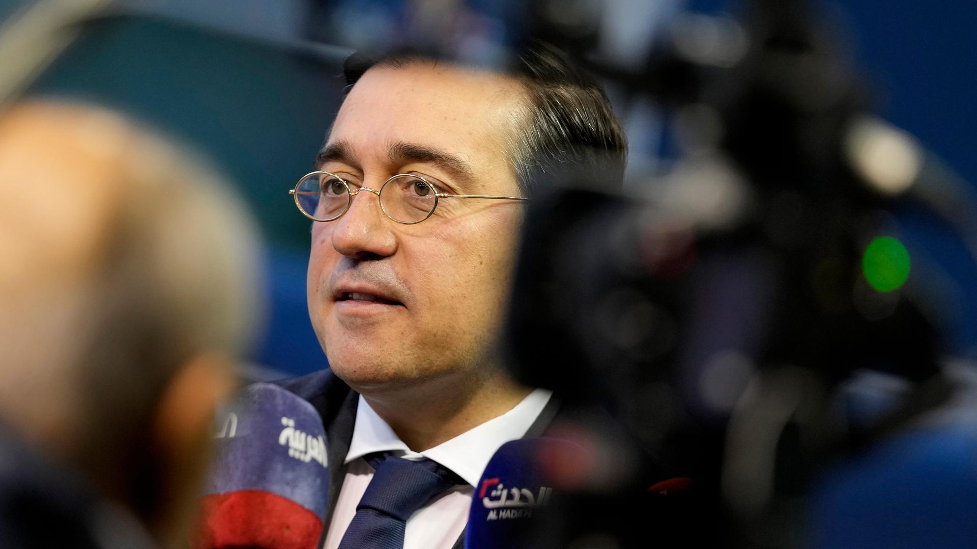 Albares spricht in ein Mikrofon Albares spricht in ein Mikrofon