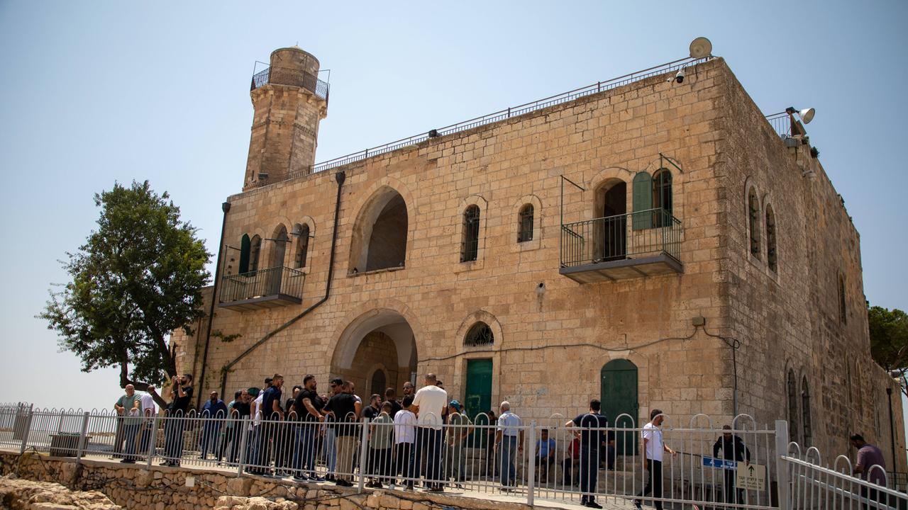 Die Moschee mit der als Grab des Propheten Samuel verehrten Stätte