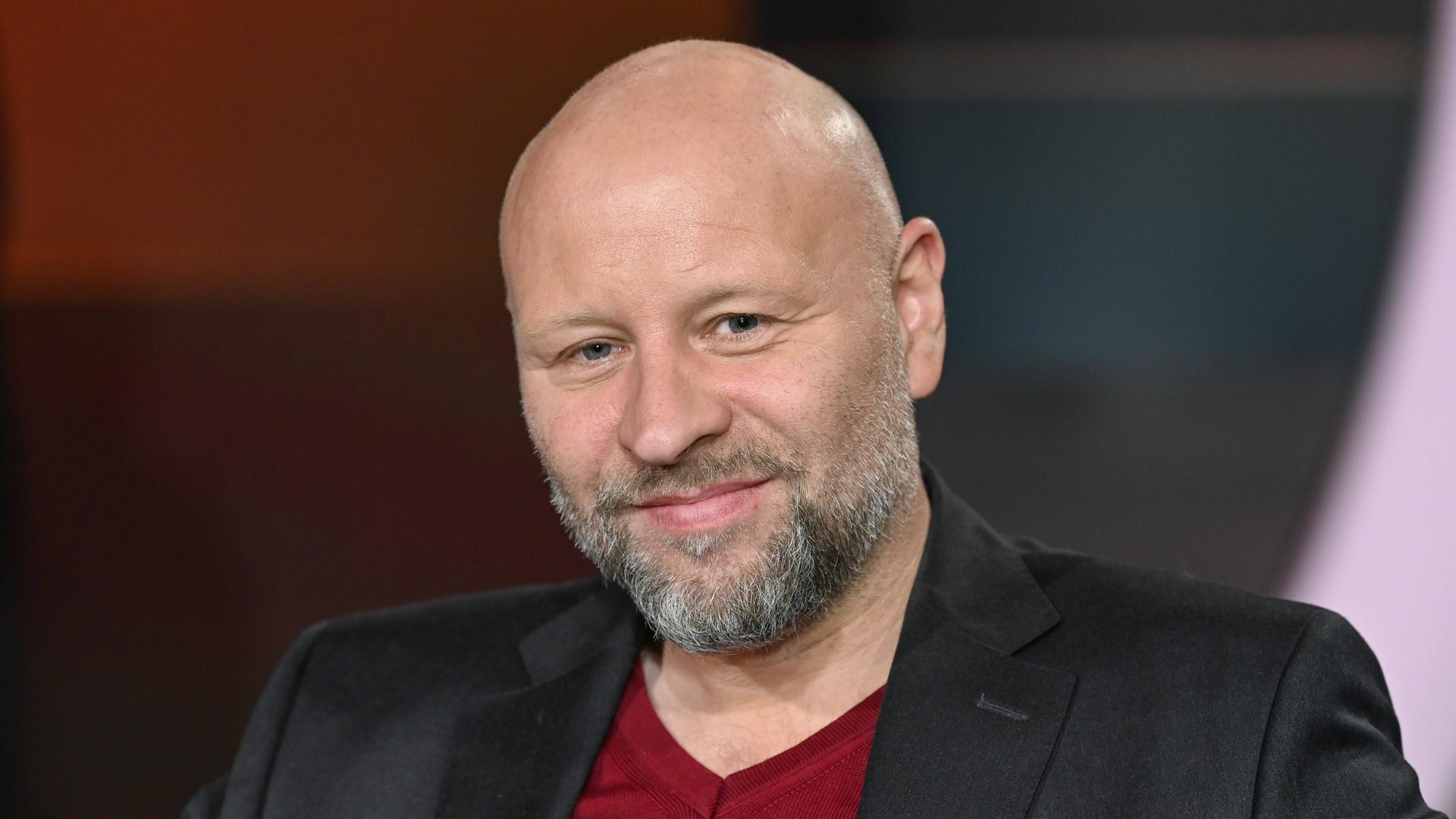 Olaf Sundermeyer lächelt in die Kamera.