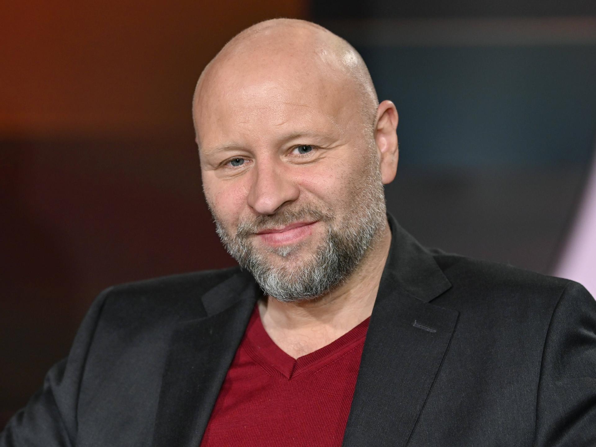Olaf Sundermeyer lächelt in die Kamera. Olaf Sundermeyer lächelt in die Kamera.