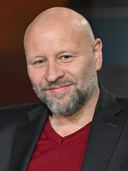 Olaf Sundermeyer lächelt in die Kamera.
