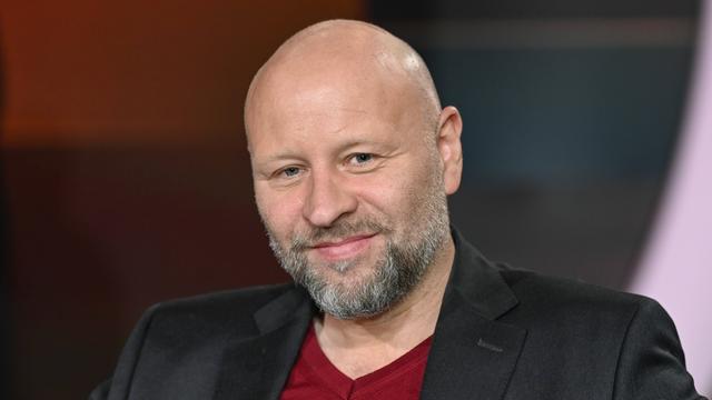 Olaf Sundermeyer lächelt in die Kamera.