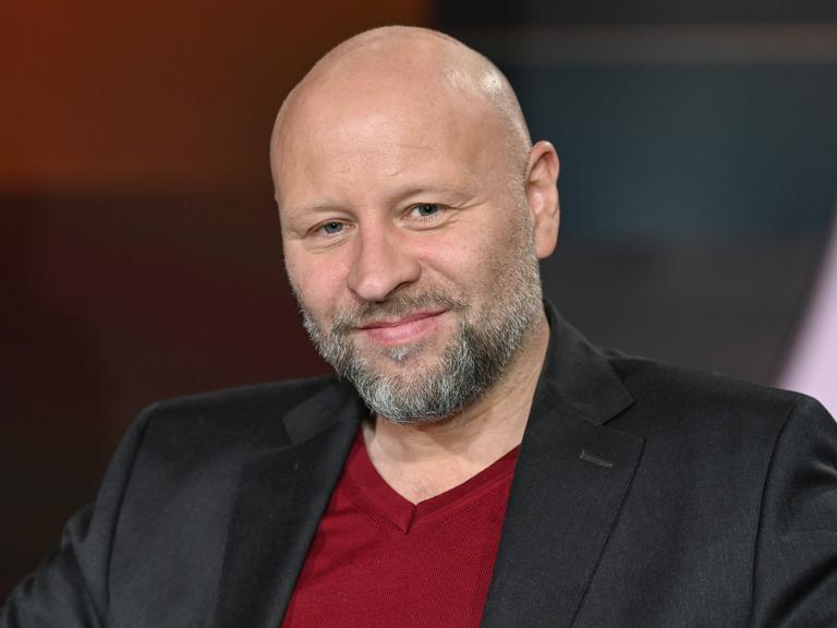 Olaf Sundermeyer lächelt in die Kamera.