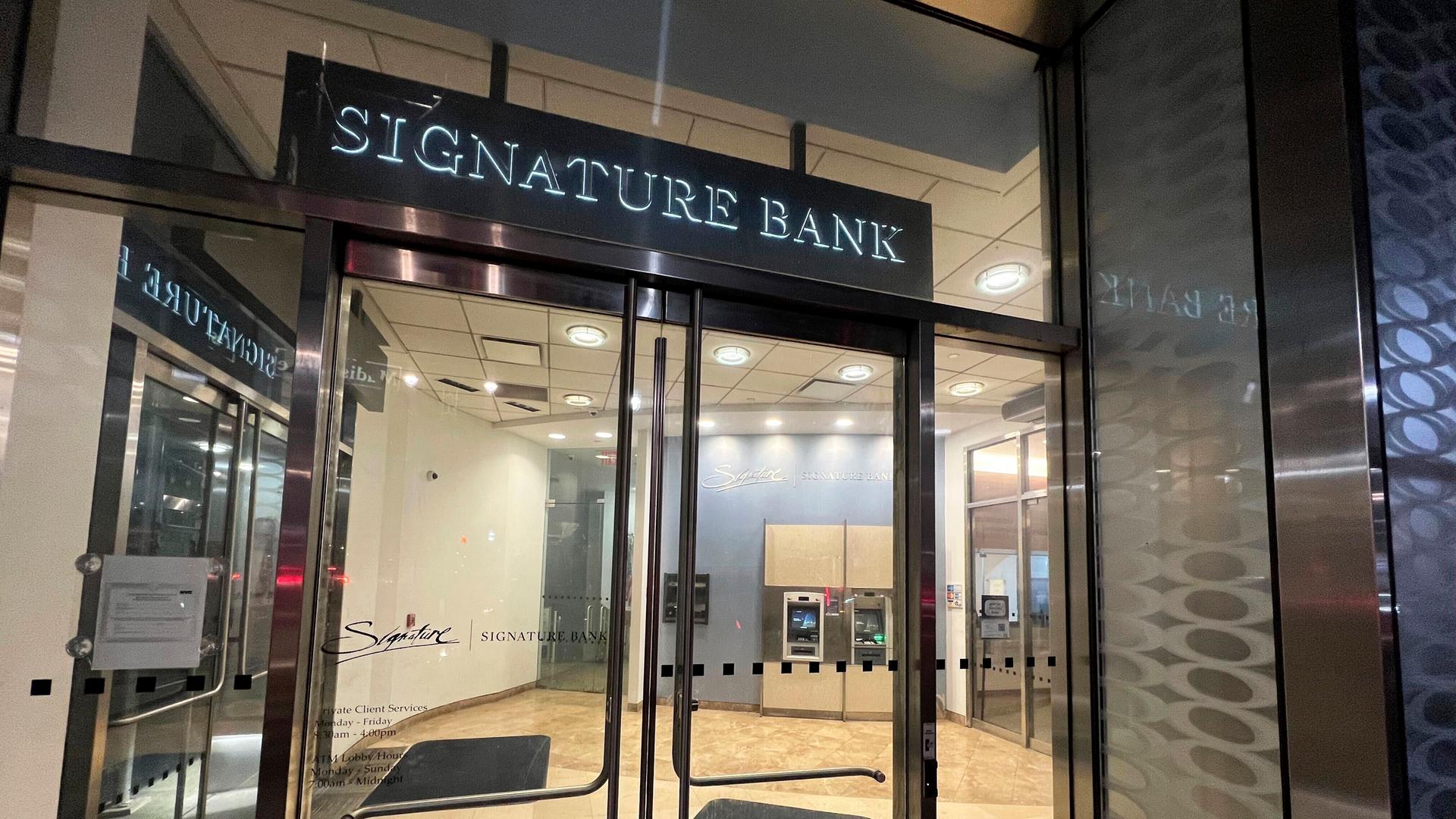 Das Foto zeigt den Eingang einer Filiale der New Yorker Signature Bank.