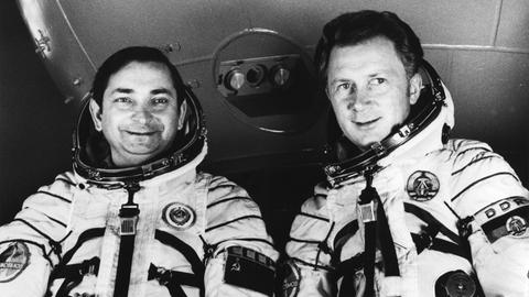 Der sowjetische Kosmonaut Waleri Bykowski mit Sigmund Jähn im Kosmonauten-Ausbildungszentrum 'Juri Gagarin' vor ihrem Start mit der Sojus 31 zur Raumstation Saljut 6 am 26.8.1978.