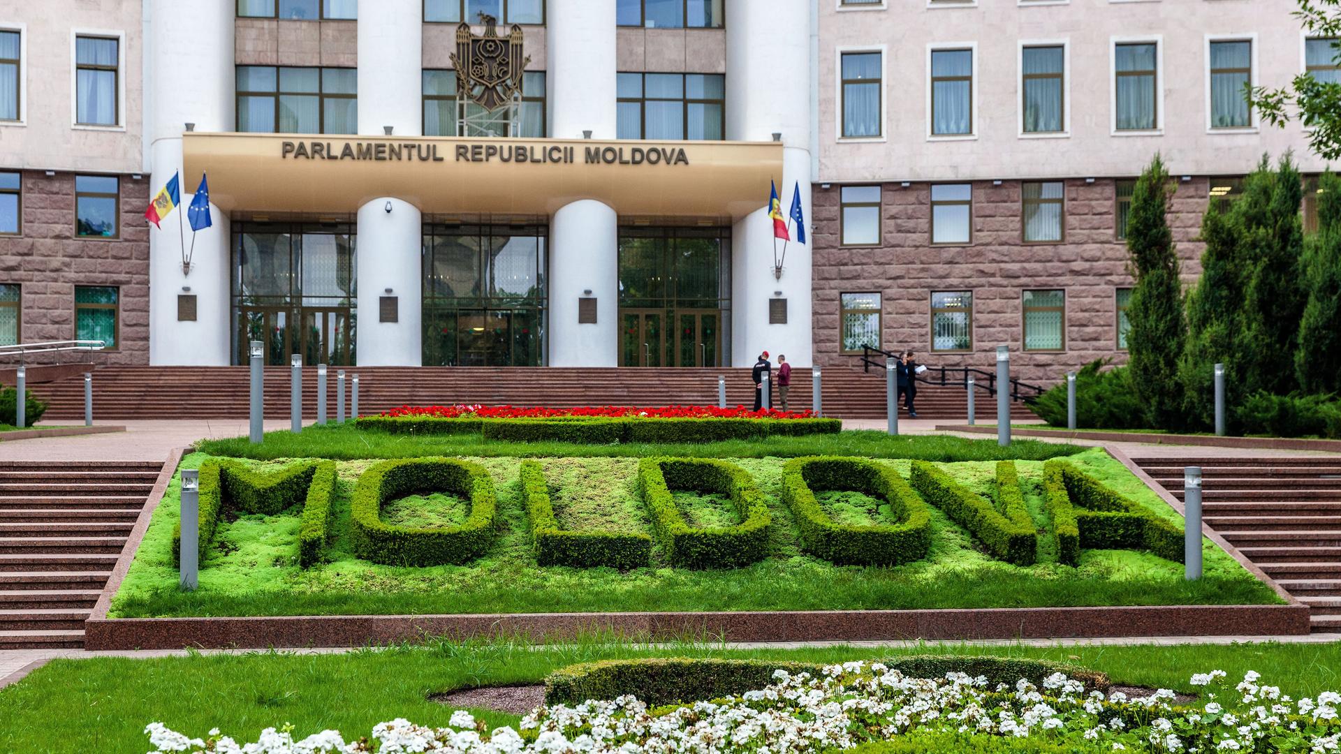 Vor dem Parlament der Republik Moldau ist der Name Moldawiens als Rasen/Hecke ins Beet gepflanzt.