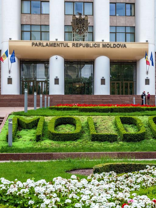 Vor dem Parlament der Republik Moldau ist der Name Moldawiens als Rasen/Hecke ins Beet gepflanzt. (Quelle: picture alliance)