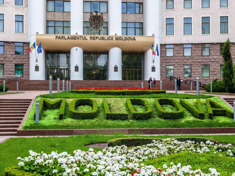 Vor dem Parlament der Republik Moldau ist der Name Moldawiens als Rasen/Hecke ins Beet gepflanzt. (Quelle: picture alliance)