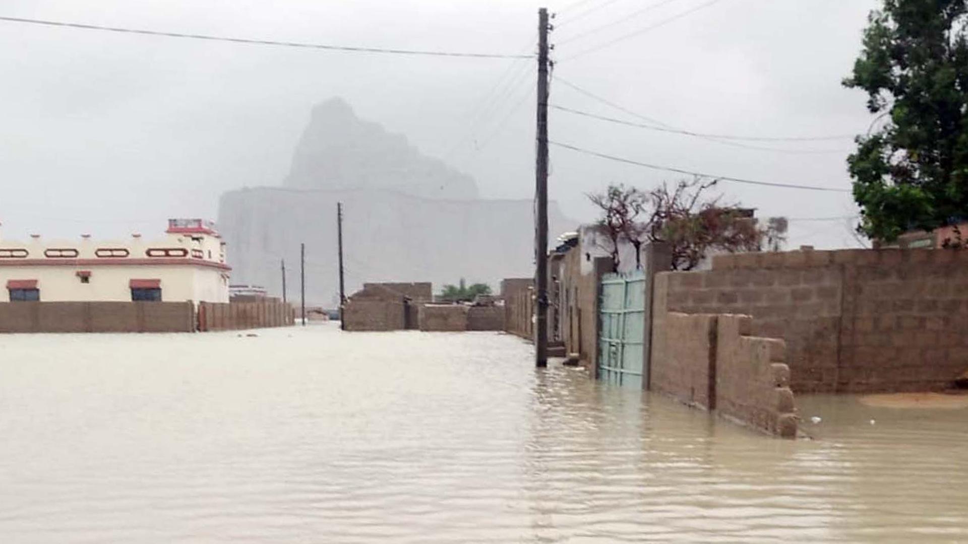 Pakistan, Gwadar: Blick auf überschwemmte Straßen nach heftigen Regenfällen während der Wintersaison. Pakistan, Gwadar: Blick auf überschwemmte Straßen nach heftigen Regenfällen während der Wintersaison.