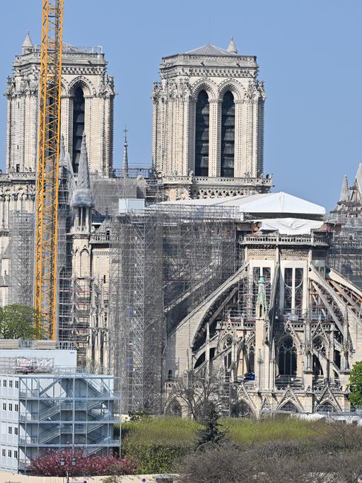 Die Kathedrale Notre Dame in Paris mit Baugerüsten.