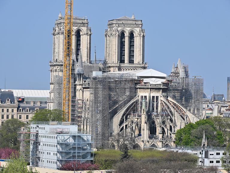 Die Kathedrale Notre Dame in Paris mit Baugerüsten.