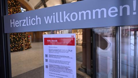 Thüringen, Erfurt: Mit einem kleinen Plakat informiert die Deutsche Bahn die Fahrgäste über den Streik in der Empfangshalle im Erfurter Hauptbahnhof.