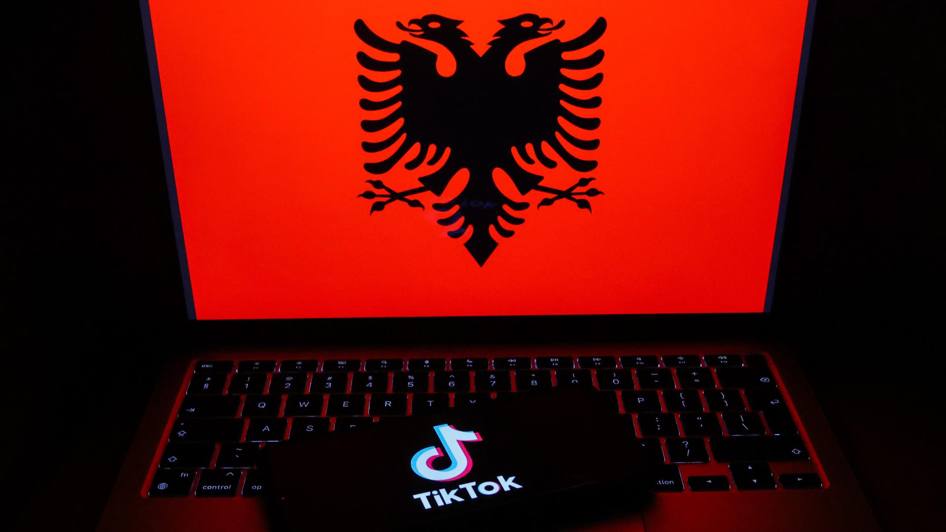 Das Tik-Tok-Logo vor der Flagge von Albanien